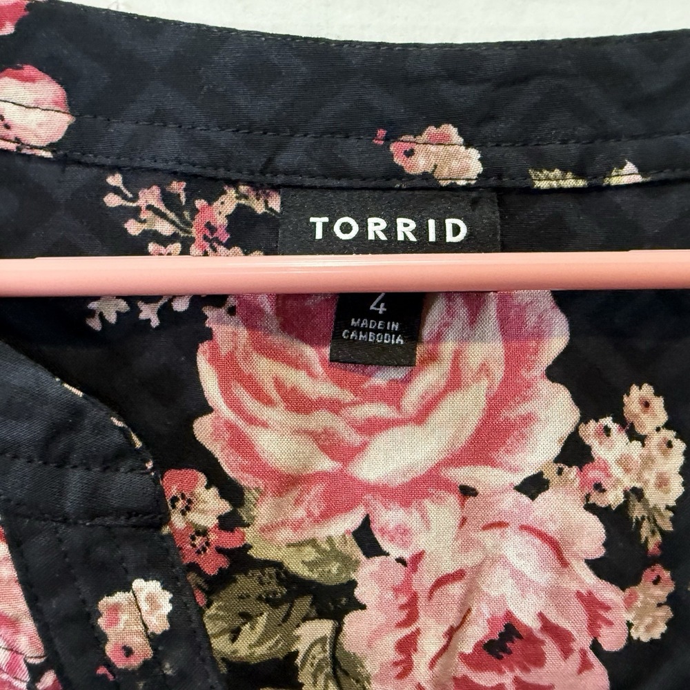 Torrid Women's Popover Top Plus Sz 4 Pink Black Floral Roll Tab Sleeves Pullover - Picture 8 of 9